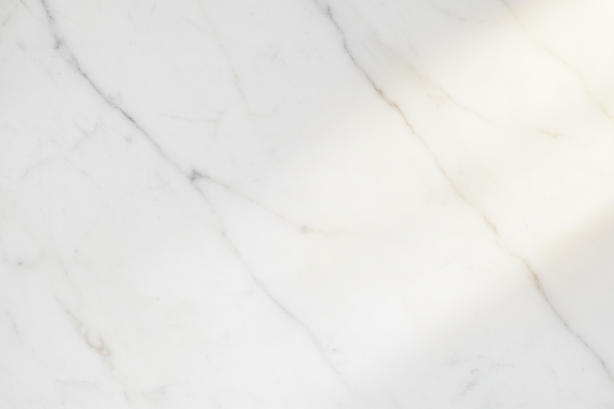 Mármol con reflejo de luz cálida
